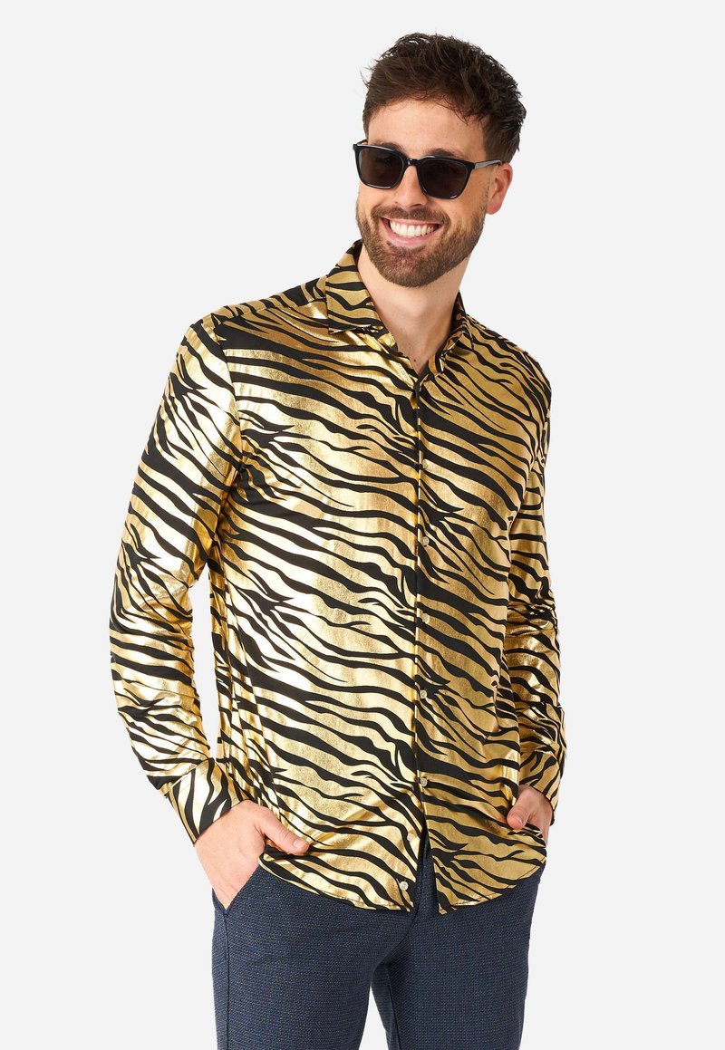 Chemise à manches longues rayée or et noir avec une texture brillante, dotée d'un col classique et d'une fermeture à boutons.