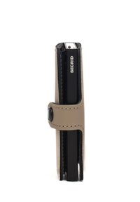 Portafoglio compatto in pelle beige con dettagli neri. Presenta una chiusura a bottone, un design minimalista e più scomparti per carte.