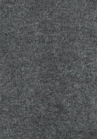 Ciemnoszara bawełniana tkanina o gładkiej, teksturowanej powierzchni, z subtelnym melanżowym wzorem i delikatnym prążkowanym wyglądem.