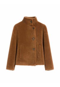 Brązowa polarowa kurtka z kołnierzem stójkowym, zapinana na guziki z przodu oraz z bocznymi kieszeniami. Miękka tekstura i casualowy design.