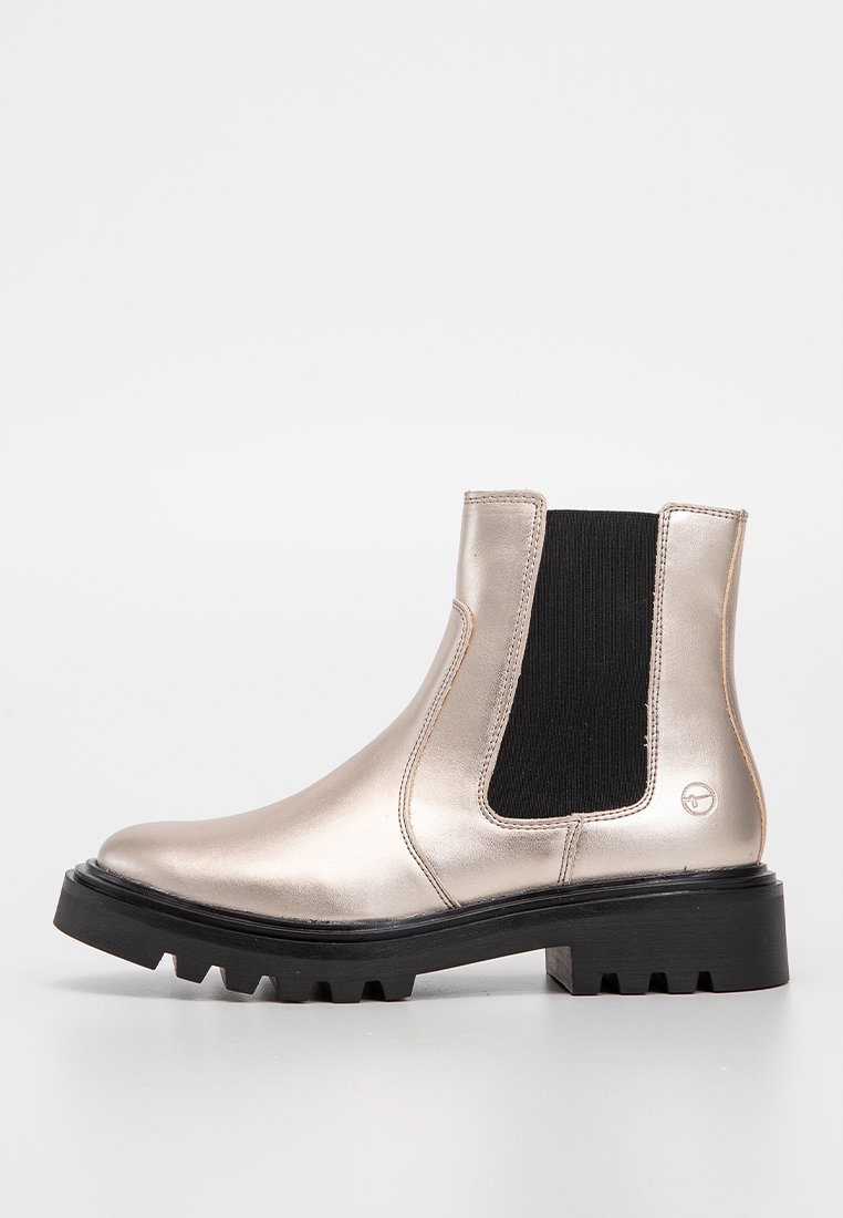 Metallic-goldene Knöchelstiefel mit elastischen schwarzen Seitenpaneelen, runder Zehenform, klobiger schwarzer Sohle und strukturiertem Finish. Schlichtes, elegantes Design.