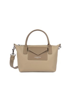 Beige leren handtas met dubbele bovenhandvatten, voorvak in envelopstijl, afneembare schouderriem en zilveren "Lancaster Paris" logo detail.