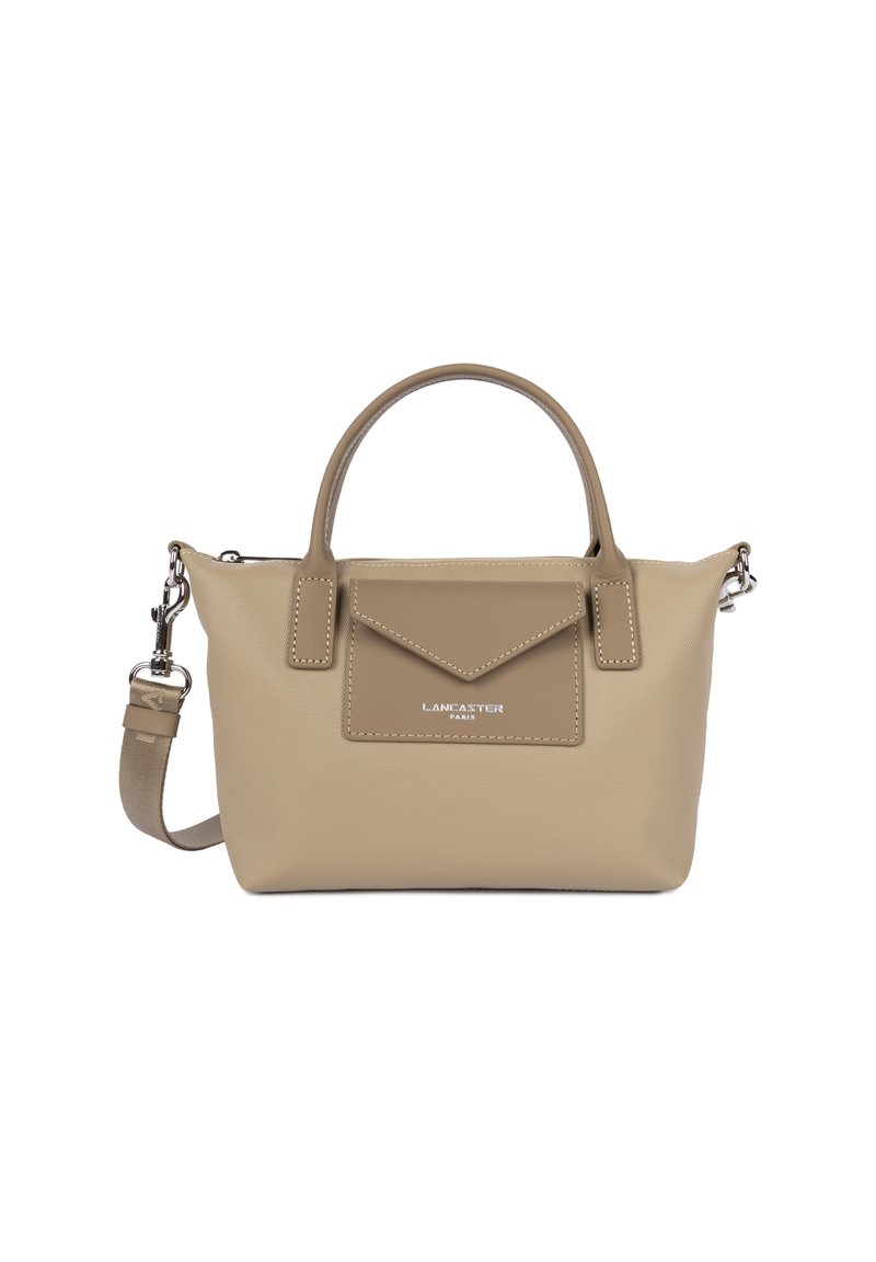 Borsa a tracolla in pelle beige con doppio manico superiore, tasca frontale a busta, tracolla staccabile e dettaglio del logo "Lancaster Paris" in argento.