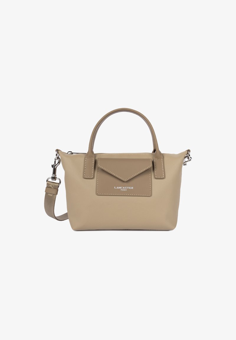 Borsa a tracolla in pelle beige con doppio manico superiore, tasca frontale a busta, tracolla staccabile e dettaglio del logo "Lancaster Paris" in argento.