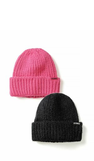 Deux bonnets tricotés, un rose et un noir, chacun avec un bord replié et une petite étiquette "ICONIC".