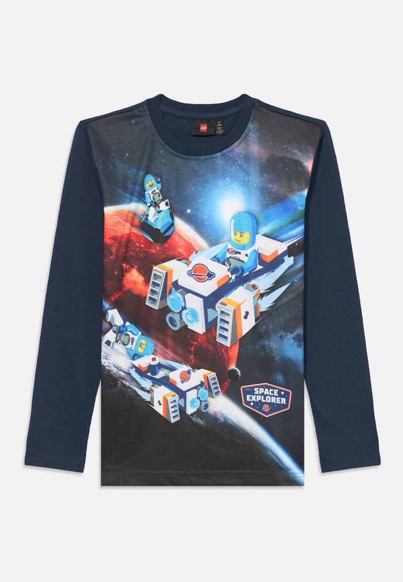 Granatowa koszulka z długim rękawem z nadrukiem LEGO przedstawiającym kosmicznych odkrywców, w tym astronautów w statkach kosmicznych nad planetami i gwiazdami z naszywką "Kosmiczny Odkrywca".