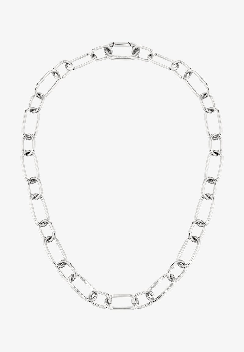 Collier chaîne en argent avec des maillons ovales allongés et un fermoir rectangulaire sur fond blanc.