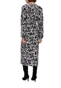 Leopardenmuster-Kleid in Schwarz und Grau, mit langen Ärmeln, knielang, aus leichtem Stoff, glatte Textur, mit einem Rückenknopfverschluss. Schwarze Stiefel bis zur Oberschenkel.