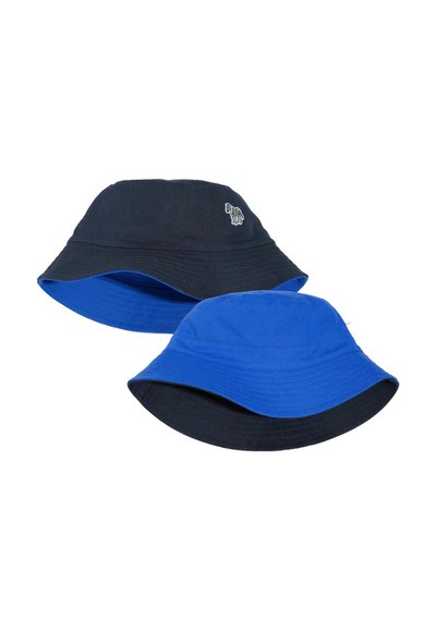 Deux chapeaux bob réversibles, l'un noir avec une doublure intérieure bleue et un logo zèbre, l'autre bleu avec une doublure intérieure noire, présentés sur un fond blanc.