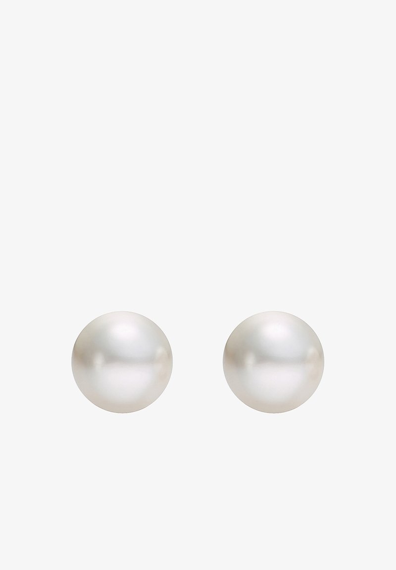 Paire de boucles d'oreilles clous en perle blanche ronde, avec une surface lisse et brillante sur un fond blanc uni.