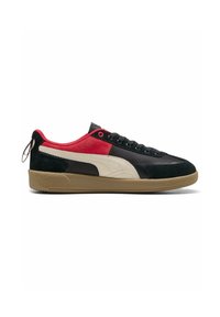 Sorte ruskinds- og tekstilsneakers med røde og cremefarvede detaljer, der har en struktureret beige sål og sorte snørebånd. Flip-up-etiket på hælen.