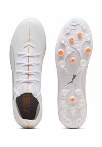 Puma Fußballschuhe, weißes Obermaterial mit strukturierter Oberfläche, orange Akzente, sechs orange Stollen auf der durchsichtigen Außensohle, mit Schnürsenkeln.