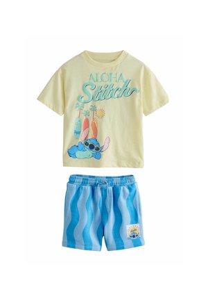 Gul kortærmet top med teksten "Aloha Stitch", tegneserie Stitch med solbriller og blå bølget striped shorts med et lille Stitch-mærke.