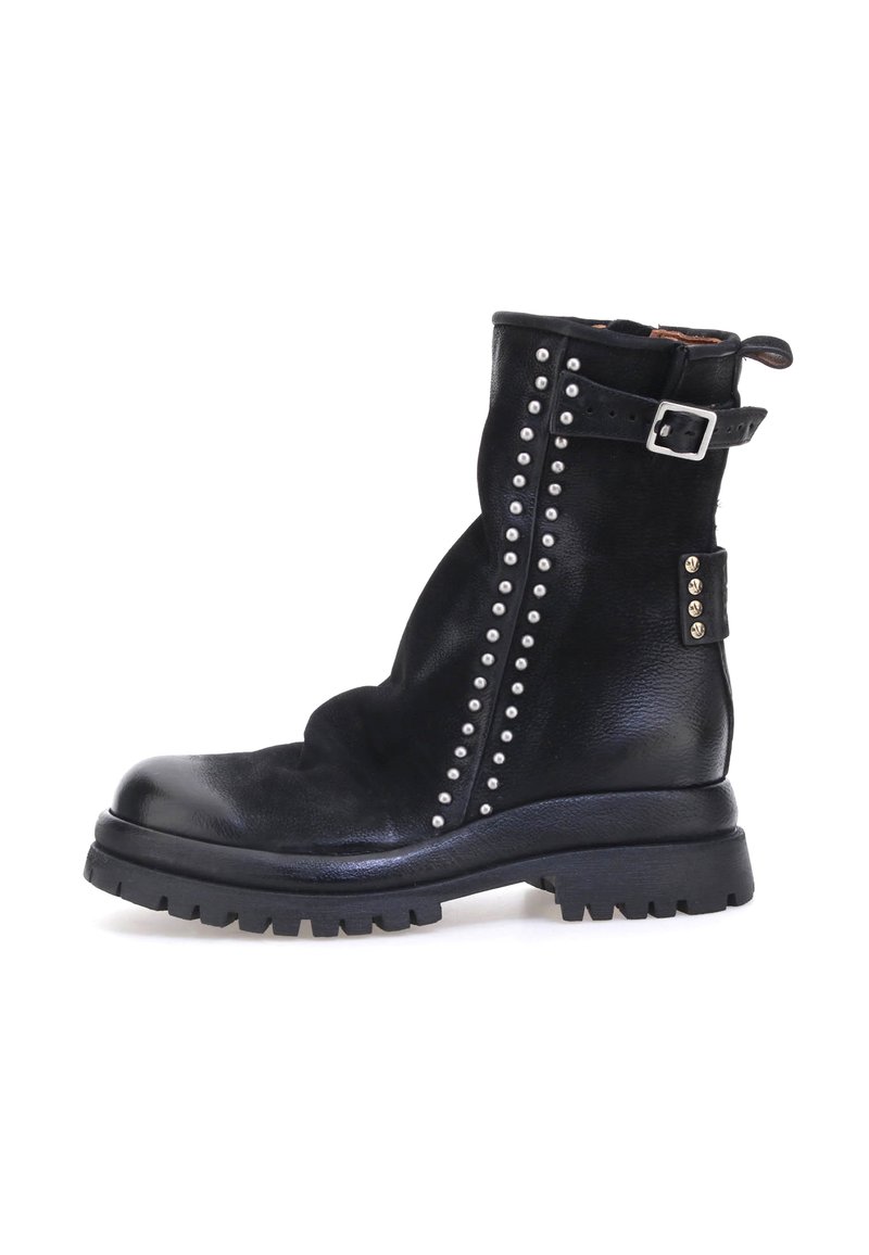 Crne kožne gležnjače s zaobljenim vrhom, srebrnim zakovicama duž bočne strane, remenom s kopčanjem i robustnom gumenenom potplatom.