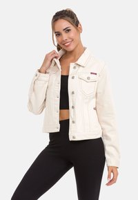 Witte denimjack met een klassieke kraag, knoopsluiting aan de voorkant, twee borstzakken en zijzakken. Heeft zilveren hardware en stiksels.