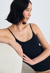 DORINA NOA - Glaustinukė - black