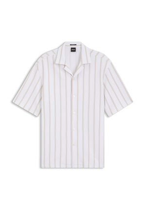 Hvit kortermet skjorte med beige vertikale striper og klassisk krage, merket BOSS på innsiden av nakkeetiketten.
