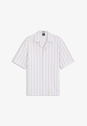 Hvit kortermet skjorte med beige vertikale striper og klassisk krage, merket BOSS på innsiden av nakkeetiketten.