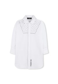 Λευκό πουκάμισο με κλασικό γιακά, διακοσμημένο με μαύρα τρουκς στους ώμους και τύπωμα λογότυπου στην αριστερή πλευρά. Μακριά μανίκια.