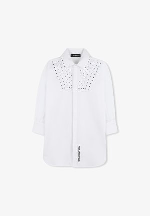 Fehér ing klasszikus gallérral, fekete szegecs díszítéssel a vállakon és logónyomattal a bal oldalon. Hosszú ujjú.