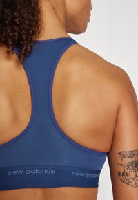 New Balance SLEEK MEDIUM SUPPORT BRA - Vidutiniškai krūtinę prilaikanti sportinė liemenėlė - navy