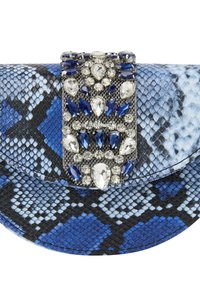 Clutch i blå og sort slangeskindsprint med en metal-lukning, der har forskellige blå og klare ædelsten arrangeret i et dekorativt mønster.