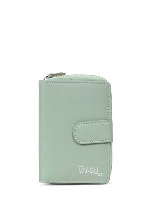 Portafoglio compatto verde chiaro con chiusura a scatto e sezione con zip, con piccolo logo argentato "VARGU 07" nell'angolo anteriore.