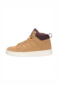 Beżowe, półwysokie trampki z teksturowanej skóry, kontrastującym brązowym kołnierzem, sześcioma oczkami do sznurowania i białą gumową podeszwą.