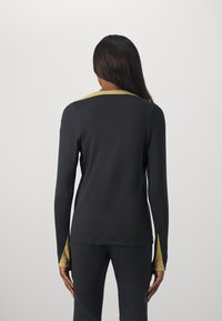 Nike Performance STRIKE CREW TOP - Top dugih rukava - black/jersey gold/metallic gold