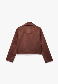 Brun cropped jakke med en blød suede-lignende tekstur, med klapkrave, lange ærmer og synlige syninger på ryggen.