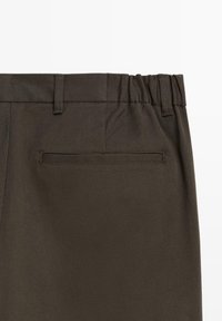 Ciemnobrązowe spodnie o gładkiej fakturze, z elastycznym paskiem w talii oraz jedną tylnią kieszenią naszytą. Wykonane z trwałego materiału, o eleganckim kroju.