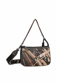 Bolso de cuero marrón con patrones abstractos multicolores, correa trenzada y acentos texturizados. Cuenta con un cierre de cremallera y encantos decorativos.