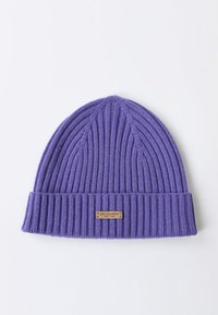 Bonnet en tricot violet avec une texture côtelée, featuring a folded cuff and a small rectangular leather label with "BELLEMERE NEW YORK".