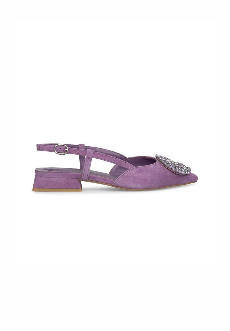 Paarse nubuck slingback schoen met een lage blokhak en een decoratieve kristallen accent op de teen. Voorzien van een verstelbare band voor de pasvorm.