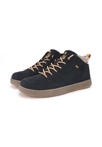 Scarpe high-top in suede blu scuro con lacci e dettagli beige. Presentano un colletto imbottito e una suola in gomma resistente.