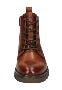 Brązowy skórzany botek za kostkę z wysokim połyskiem, okrągłym noskiem, sznurowaniem z przodu i zamkiem błyskawicznym po boku. Teksturowana gumowa podeszwa.