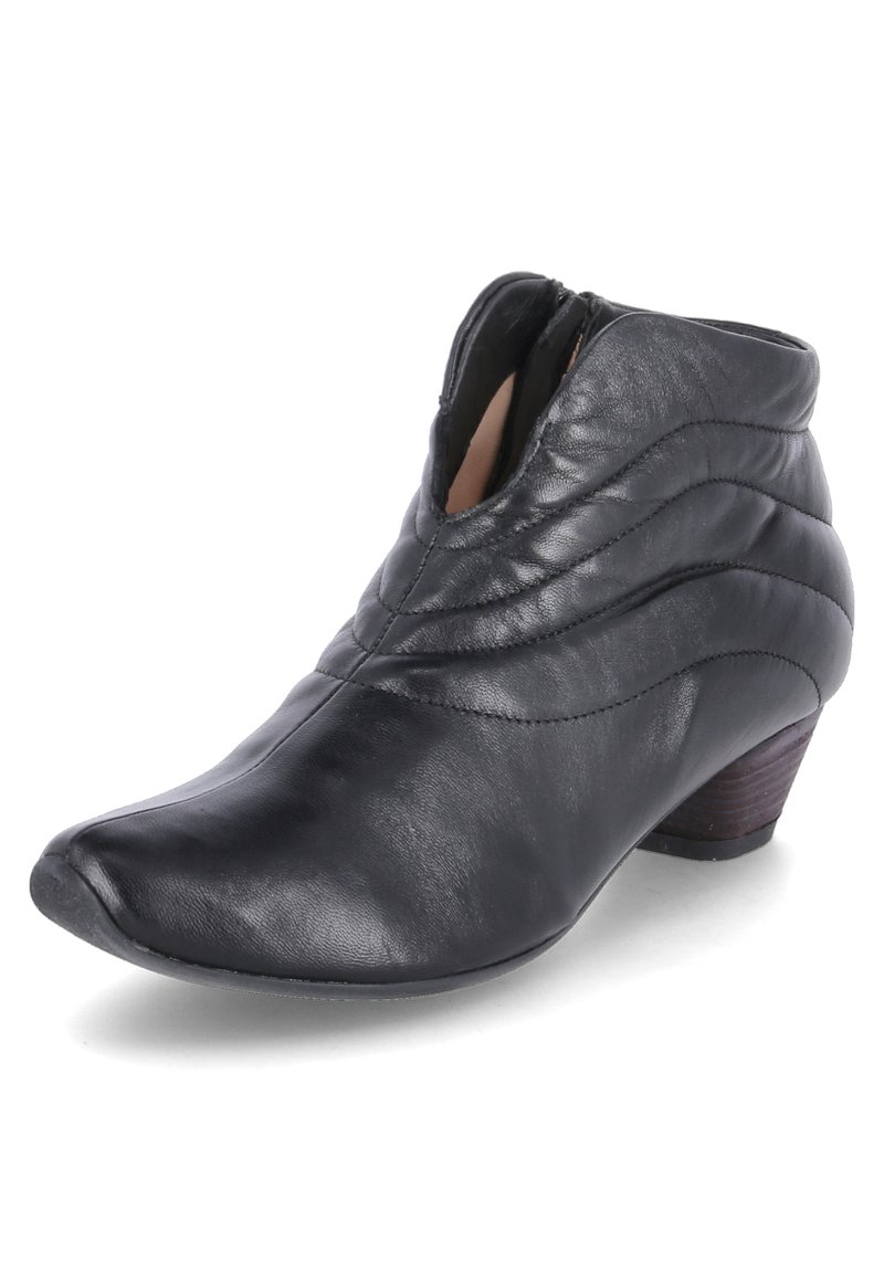 Botines de cuero negro con diseño acolchado, punta afilada y pequeño tacón de madera. Cremallera lateral para facilitar su uso. Textura suave.