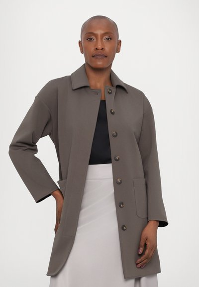 Graue Jacke mit Kragen, langen Ärmeln und gerader Schnittführung. Verfügt über eine Knopfverschlussfront und Seitentaschen. Glatte Stoffstruktur.