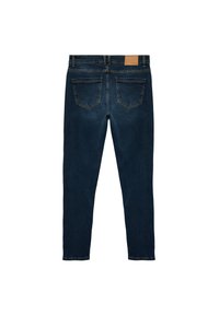 Jeans de color azul oscuro con un corte ajustado, diseño de cinco bolsillos, cintura media y una etiqueta de cuero marrón en la parte trasera de la cintura. Textura de denim suave.