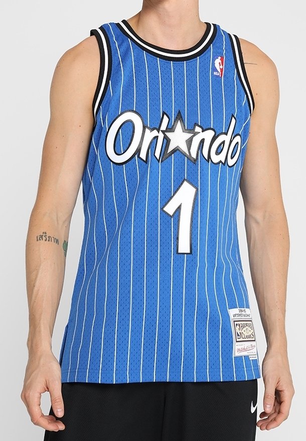 Maillot de basket-ball bleu avec des rayures verticales blanches, arborant le logo "Orlando" et le numéro "1" en police blanche, un col noir côtelé et une étiquette.