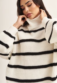 GINI LONDON HIGH NECK - Stickad tröja - cream