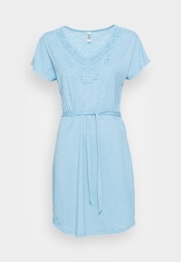 Vestido curto azul-claro de manga curta com decote em V e bordado decorativo na gola. Apresenta um cinto amarrado à cintura e um corte relaxado.