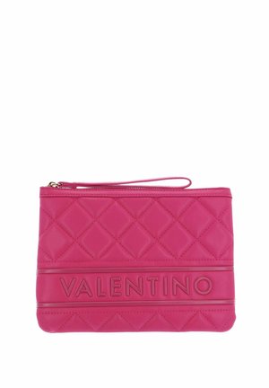 Pochette bracelet matelassée rose avec logo VALENTINO embossé et fermeture éclair sur le dessus.