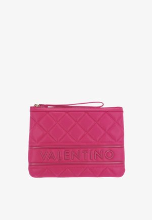 Pochette bracelet matelassée rose avec logo VALENTINO embossé et fermeture éclair sur le dessus.