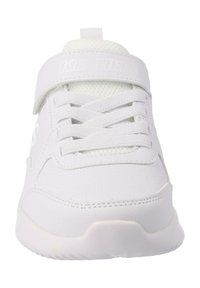 Baskets blanches avec une tige synthétique lisse, une languette en mesh, des lacets et une sangle en Velcro. Dotées d'une semelle épaisse et texturée pour une meilleure adhérence.