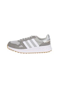 Scarpa sportiva grigia e bianca con una tomaia in camoscio e mesh, caratterizzata da tre strisce bianche, suola in gomma e colletto imbottito.