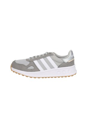 Grauer und weißer Sportschuh mit einem Obermaterial aus Wildleder und Mesh, das drei weiße Streifen, eine Gummisohle und einen gepolsterten Schaft aufweist.