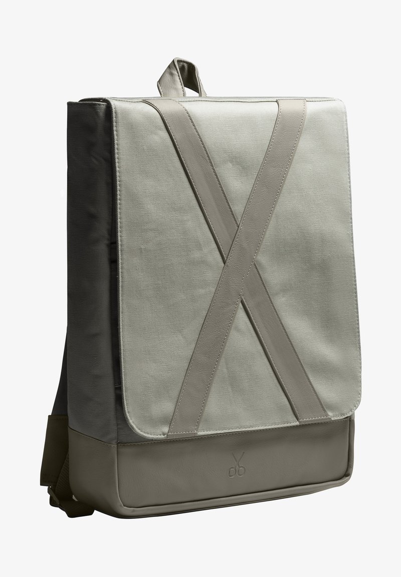 Zaino in tessuto grigio e pelle, con una patta caratterizzata da un design incrociato e una texture liscia, dotato di manico superiore e spallacci regolabili.