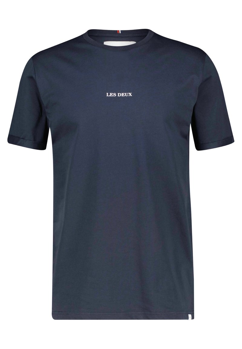 Navyblaues Baumwoll-T-Shirt mit kurzen Ärmeln und Rundhalsausschnitt. Weißer Text "LES DEUX" in der Mitte der Brust. Glatte Textur.