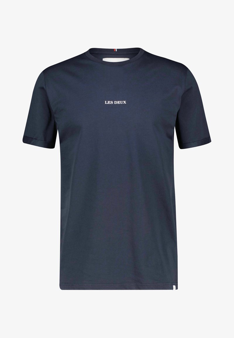 Navyblaues Baumwoll-T-Shirt mit kurzen Ärmeln und Rundhalsausschnitt. Weißer Text "LES DEUX" in der Mitte der Brust. Glatte Textur.